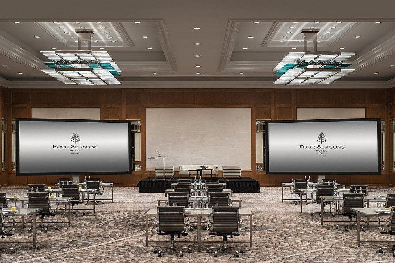 Four Seasons Hotel Miami Exterior photo
