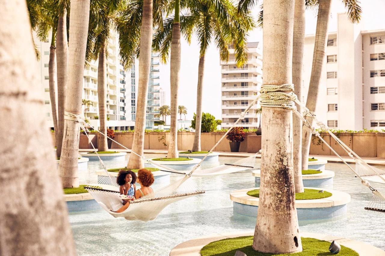 Four Seasons Hotel Miami Exterior photo