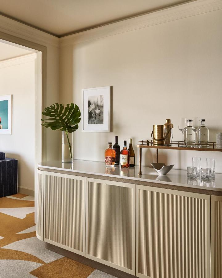 Four Seasons Hotel Miami Exterior photo